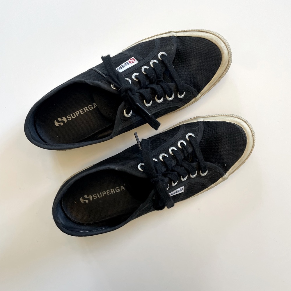 Classic black supergas with slight wedge